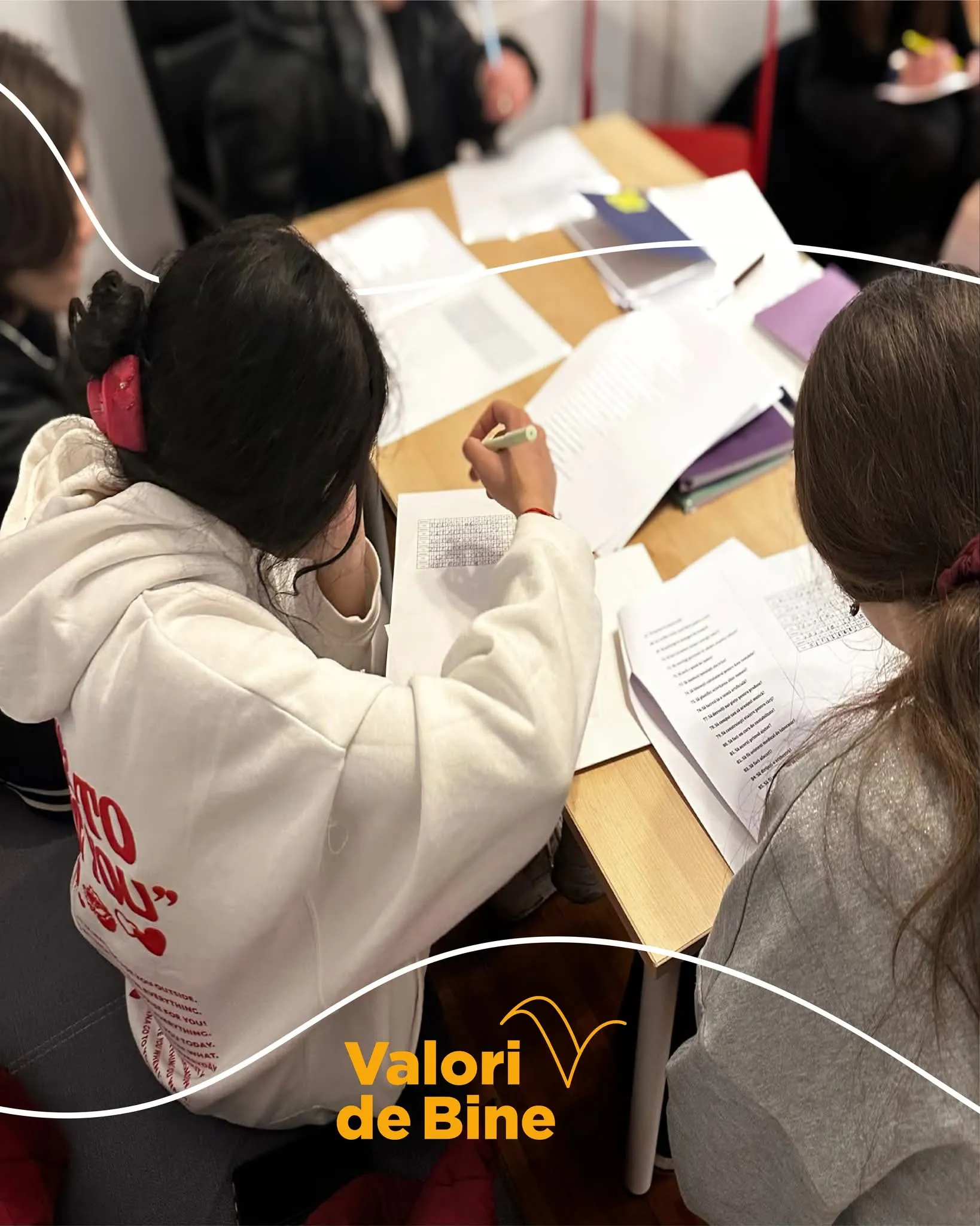 Copii care studiază împreună la o masă