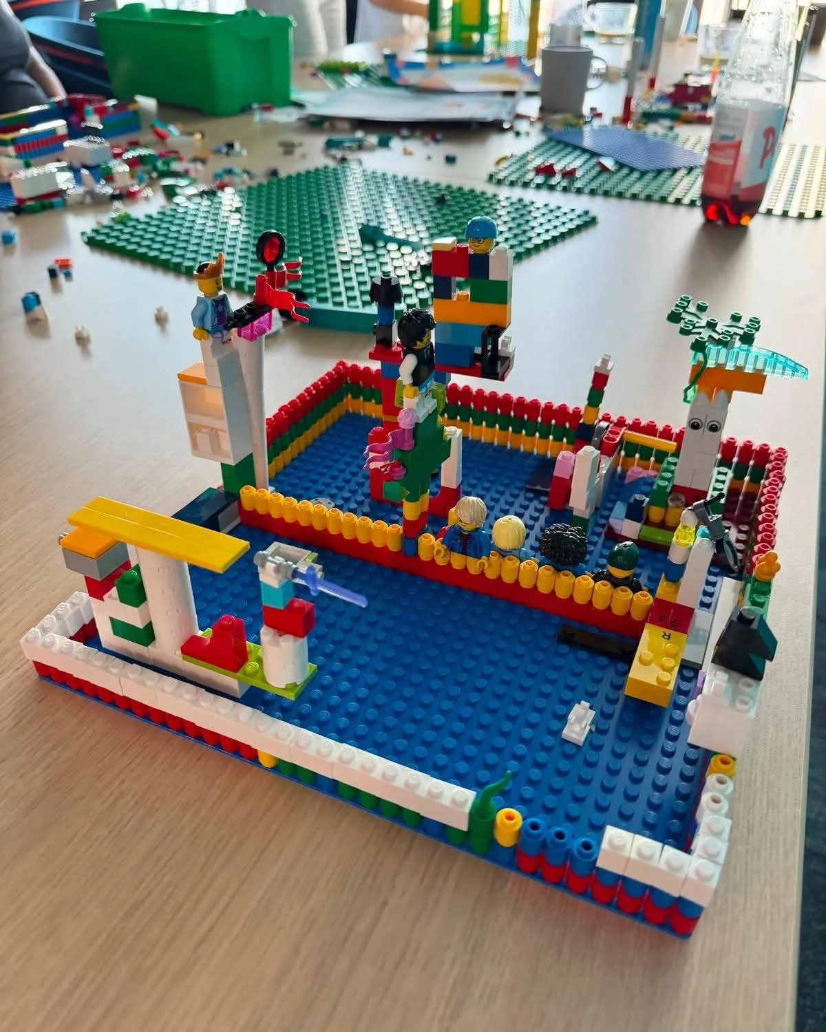 Construcție din piese LEGO realizată la un atelier