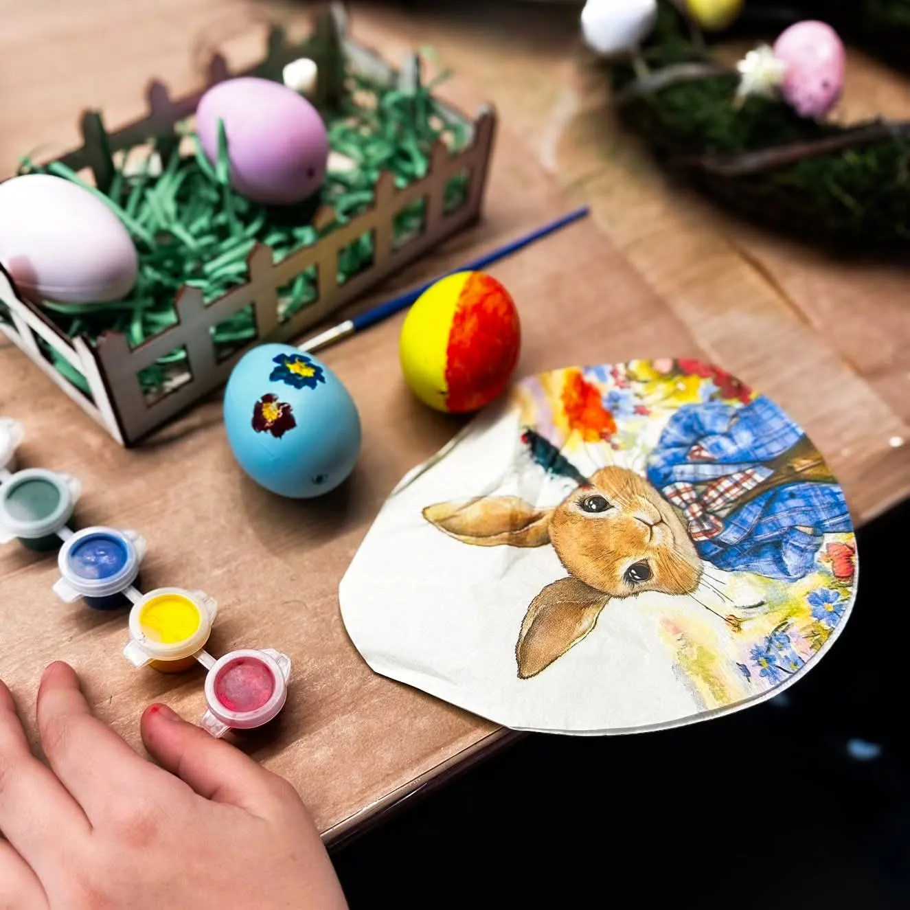 Ouă de Paște pictate la un atelier creativ